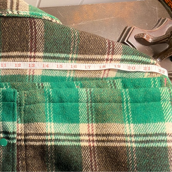 UO like new oversized green plaid flannel jacket w/hot pink quilted lining,Small - Picture 12 of 13